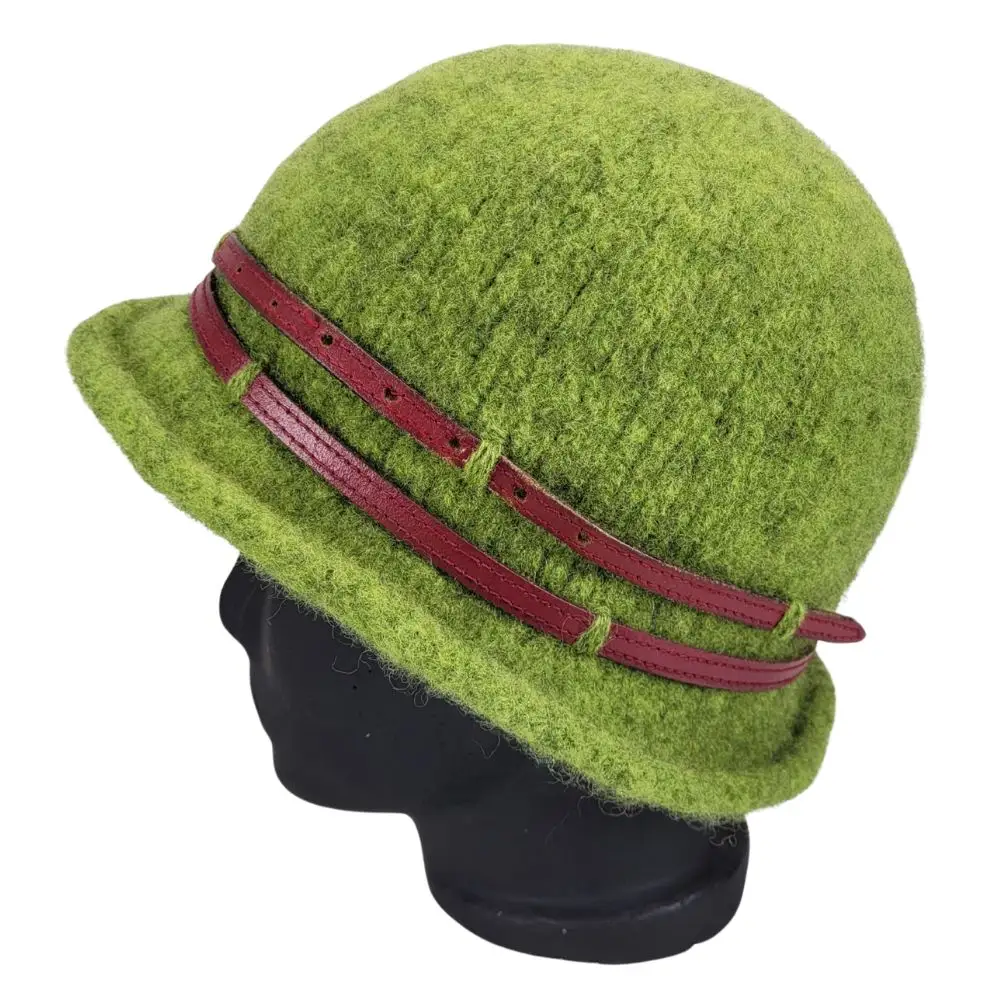 Grøn filthat med genbrugspyntet læderrem - Billede 2