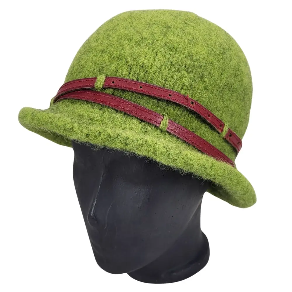 Grøn filthat med genbrugspyntet læderrem