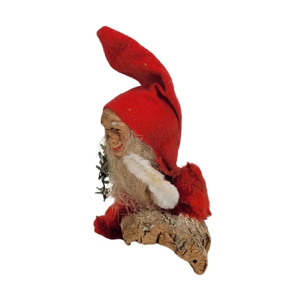 Retro nisse på træstykke fra siden