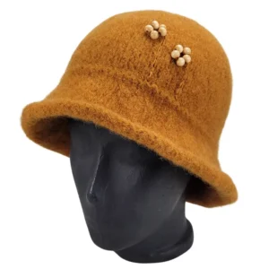 Uldhat i cognacfarve med blomsterdetaljer