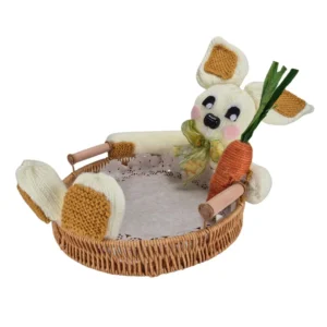 Dekorativ påskekurv med håndstrikket kanin