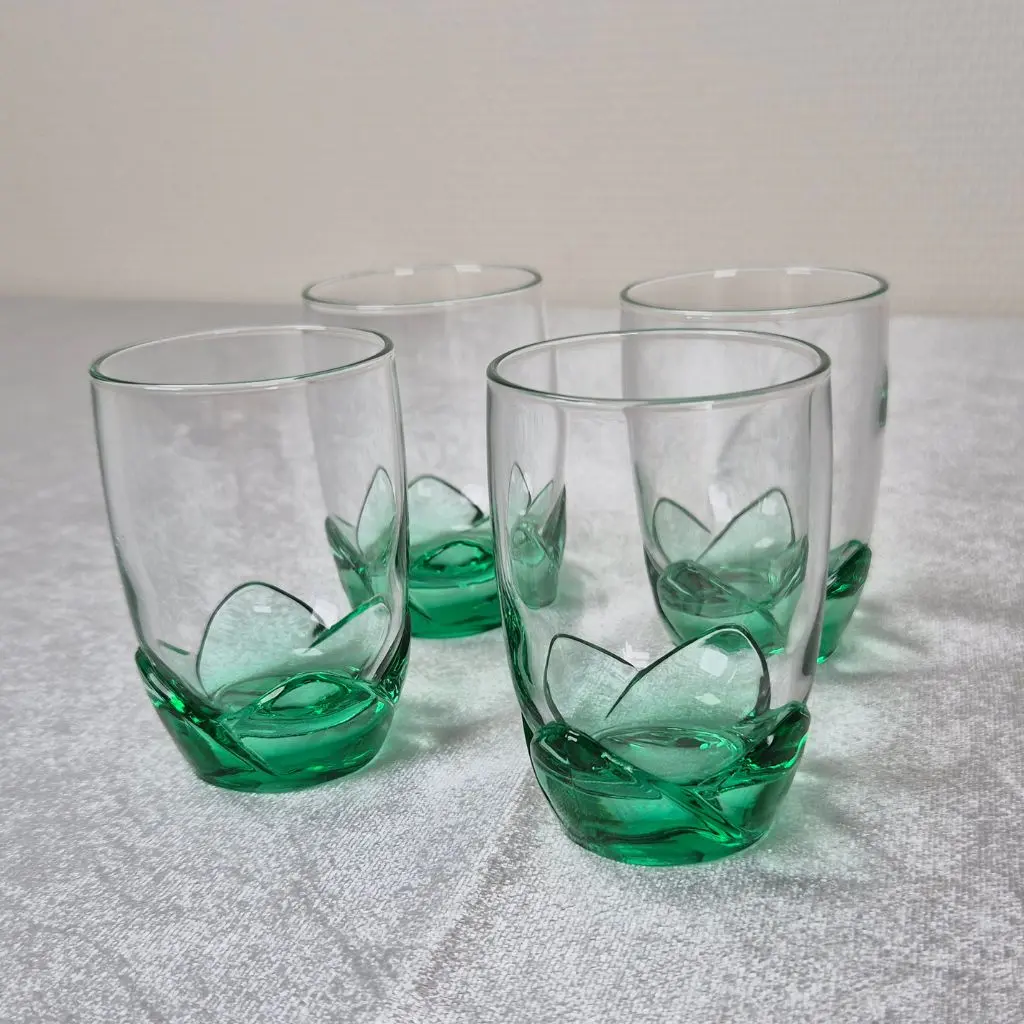 Sæt med 4 grønne glas med bladformet bund